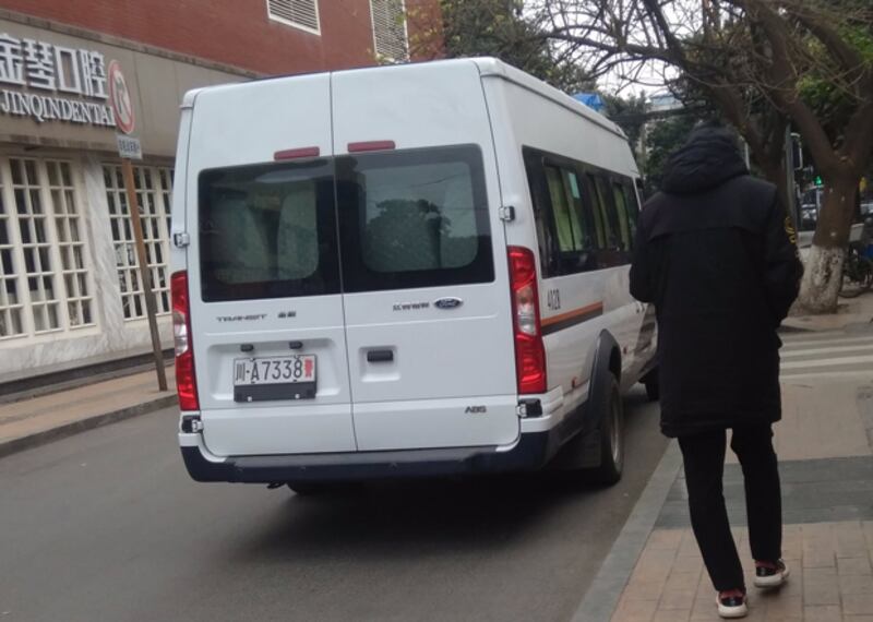 2019年12月26日，成都中院外有便衣慣常使用的依維柯等車輛，車內也坐滿便衣。疑王怡案在今日開庭。（網友提供）