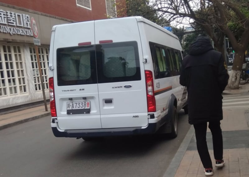 2019年12月26日,成都中院外有便衣慣常使用的依維柯等車輛,車內也坐滿便衣。疑王怡案在今日開庭。(網友提供)
