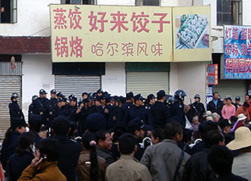 yunnan_villagers_protest305.jpg