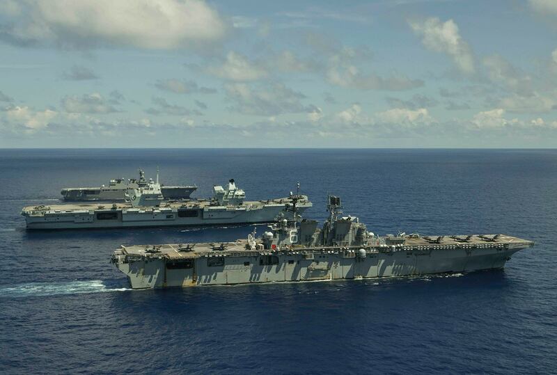 美日英等国军舰舰队24日在冲绳外海进行联合训练。(Commander UK Carrier Strike Group twitter)