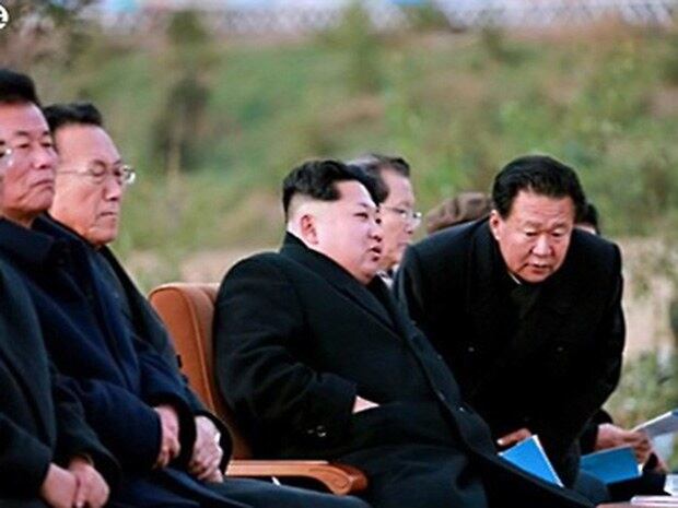 사진은 2015년 11월 김정은 국방위원회 제1위원장과 노동당 간부들이 참석한 가운데 백두산영웅청년발전소 준공을 경축하는 군민청년대합창 축하 공연에서 최룡해가 자리에서 일어나 김 제1위원장의 말을 경청하고 있는 모습.