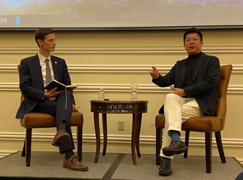 影片放映前，前壹传媒专栏作家和资讯网行政总裁利世民(Simon Lee)（左）与共产主义受害者基金会(VOC)中国项目副主任阿姆斯特朗（Abraham Armstrong）对谈。（记者凯迪摄影）