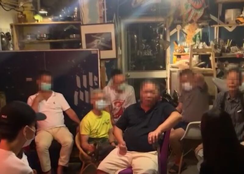無家者與文創店老闆一起歌唱。（受訪者提供）