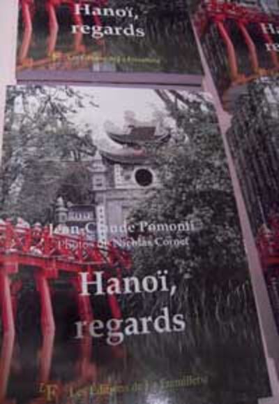 Sách “Hà Nội, regards” của Ký giả Pháp Jean Claude Pomonti tại buổi ra mắt ở Paris hôm 24 tháng 9 năm 2010. RFA PHOTO / Tường An. 
