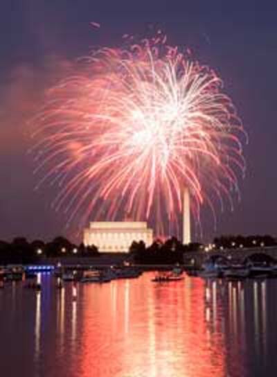 Pháo hoa mừng Ngày Độc Lập Hoa Kỳ ở Washington DC hôm 04/07/2010. RFA PHOTO.