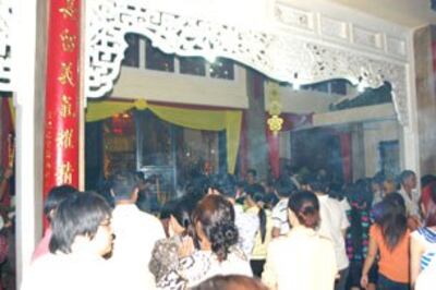 Dân chúng đi lễ trong Lăng Ông. Photo courtesy Duong Minh Duc