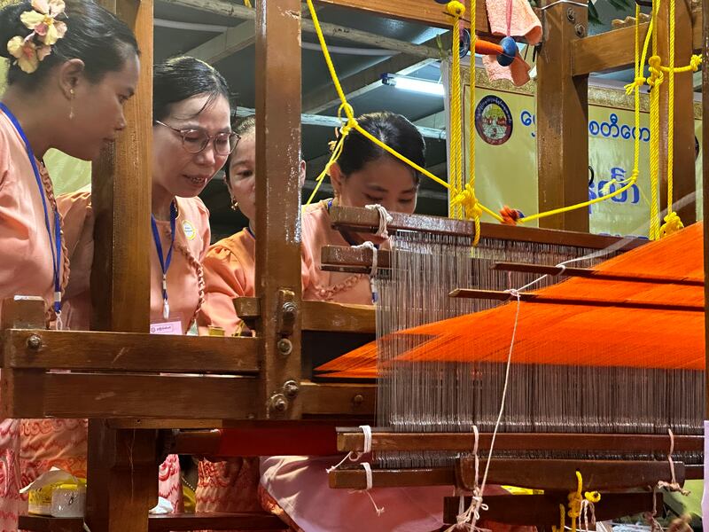 ရန်ကုန်မြို့ ရွှေတိဂုံစေတီတော်တွင် မသိုးသင်္ဃန်းရက်လုပ်ပူဇော်နေသည်ကို ၂၀၂၄ ခုနှစ် နိုဝင်ဘာလ ၁၄ ရက်နေ့က တွေ့ရစဉ်။ (Photo: RFA)