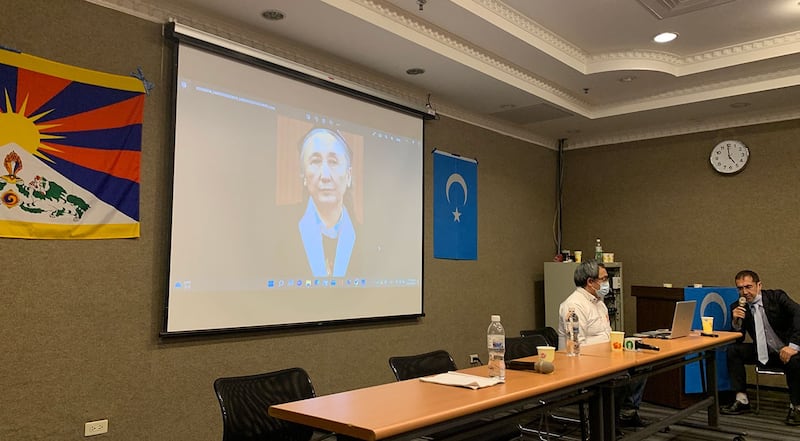 流亡美国、前世界维吾尔代表大会主席热比娅23日透过录音，参与台北“新疆（东突厥斯坦）集中营及中共对世界的威胁”国际研讨会。德国“维吾尔论坛(协会)”理事长Ümit Hamit（右）协助翻译。（记者夏小华摄）