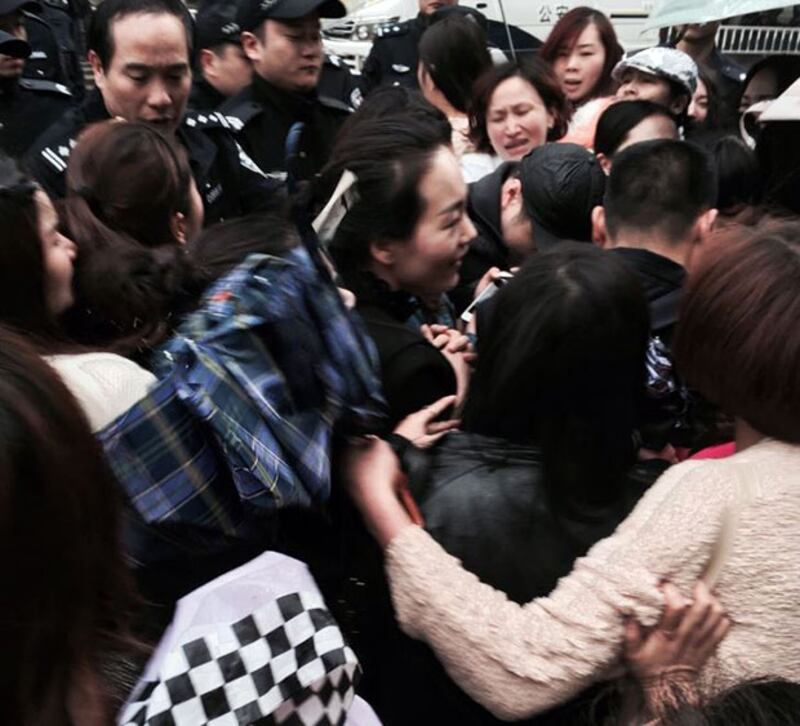 2015年4月15日，數十特警強行驅趕商戶返回行人路，商戶未有依循，雙方拉扯推撞。(商戶攝)