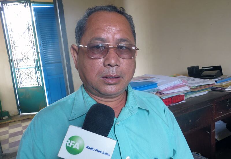 ប្រធាន​ការិយាល័យ​សុខុមាលភាព​សង្គម នៃ​មន្ទីរ​សង្គមកិច្ច​ខេត្ត​កំពង់ឆ្នាំង លោក ខាត់ សុខឡេង ផ្ដល់​បទសម្ភាសន៍​ដល់​វិទ្យុ​អាស៊ីសេរី នៅ​ក្នុង​ការិយាល័យ​របស់​លោក កាល​ពី​ថ្ងៃ​ទី​២៥ ខែ​កុម្ភៈ ឆ្នាំ​២០១៦។