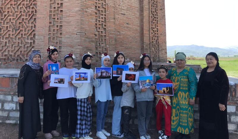 ئۆسمۈرلەرگە «خەلقئارا يادىكارلىقلار ۋە تارىخىي ماكانلارنى قوغداش كۈنى» كۈنىدە سوۋغاتلار تاپشۇرۇلدى. 2022-يىلى 18-ئاپرېل، قىرغىزىستان.