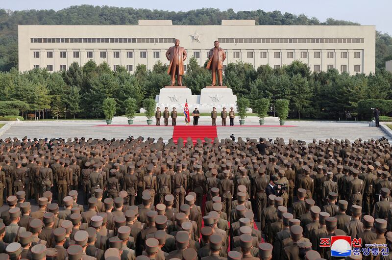 2024년 10월, 김정은  국무위원장이 평양의 국방대학교를 방문해 연설하고 있다.