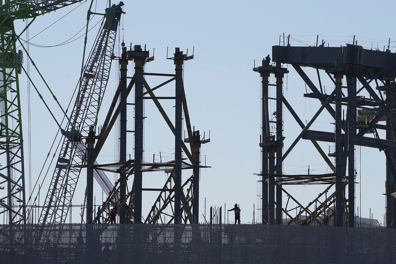 图为北京的一处建筑工地。中国国家统计局周二(16日)公布一季度国内生产总值(GDP)同比增长5.3%,超出市场预测4.6%。其中工业生产、零售销售以及进出口都呈现增长。然而,房地产依然疲软。