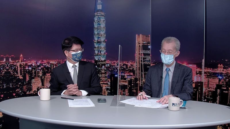 台湾大学政治学系名誉教授明居正（右）23日录制自由亚洲电台“亚洲很想聊”节目。左为主持人戴忠仁。（RFA）