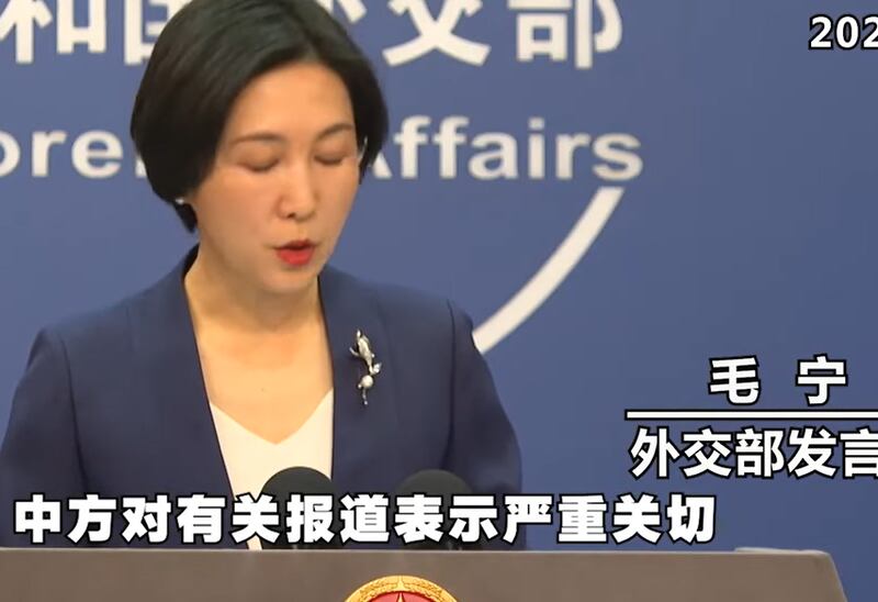雖然華為一再發生壓制員工,甚至導致冤獄的醜聞,但中國外交部發言人毛寧日前再次為華為站台。(外交部新聞發布會截圖)