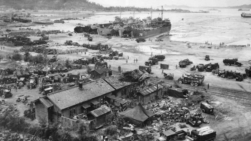 1950年9月16日,在已被联合国军控制的滩头,四艘坦克登陆艇正在卸下人员及装备。(维基百科)