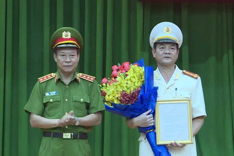 Tướng Lê Hồng Nam (phải) trong lễ bổ nhiệm làm Giám đốc Công an Tp. HCM năm 2020.