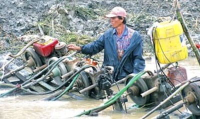 Nông dân xã Tân Lộc, huyện Thới Bình, tập trung bơm xả nước để gieo sạ lúa. Source camauonline