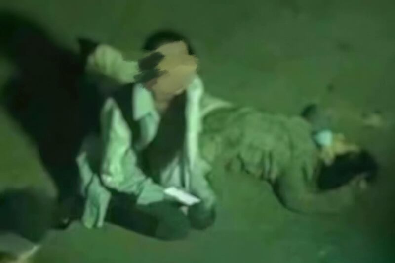 死者女兒跪在地上等候救援。（微博圖片）