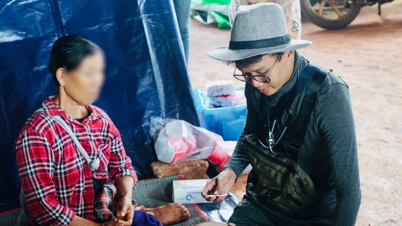 ကယားပြည်နယ် (ကရင်နီပြည်) ရှိ စစ်ဘေးဒုက္ခသည်တစ်ဦးအား ကျန်းမာရေးစောင့်ရှောက်မှုပေးနေသည့် CDM ဆေးတက္ကသိုလ်ကျောင်းသား ကိုထူးအားတွေ့ရစဉ်။ (Photo : Ko Htoo)