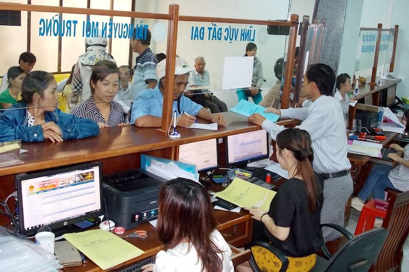 Ảnh minh họa người dân nộp hồ sơ liên quan đất đai.