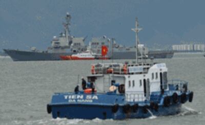 Chiến hạm tối tân USS Chung Hoo (ở phía xa) từng ghé Việt Nam-AFP photo 