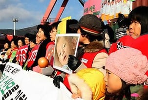 국제구호단체인 JTS 회원들이 2008년 12월 30일 부산항 3부두에서 북한 함경북도 회령시 영유아 및 산모에게 영양식 3억8천여만원 어치를 보내는 행사를 갖고 있다.