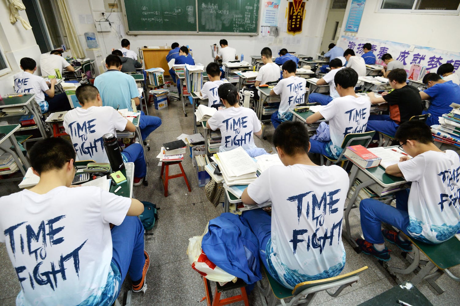 考高前夕，中国的中学生挑灯夜战。
