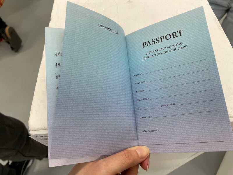 流亡台灣的香港藝術家黃國才的作品《光復香港時代革命護照》。(呂熙 攝)
