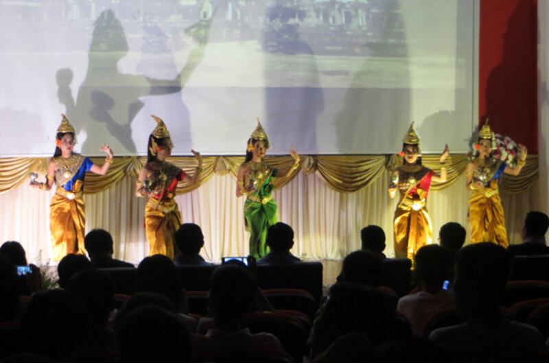 ក្រុម​យុវជន​សម្ដែង​សិល្បៈ​នៅ​ក្នុង​ព្រឹត្តិការណ៍ យើង​រួម​គ្នា​តែ​មួយ ដើម្បី​ស្វែងរក​មូលនិធិ​ជួយ​សិល្បករ​ចាស់ៗ ដែល​រៀបចំ​នៅ​សាកលវិទ្យាល័យ​ហ្សាម៉ាន់ (ZAMAN)នៅ​ថ្ងៃ​ទី​៨ ខែ​សីហា ឆ្នាំ​២០១៥។ 