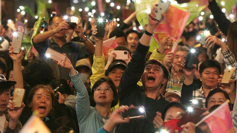 台湾支持蔡英文的选民在蔡英文获胜后欢呼。（美联社）