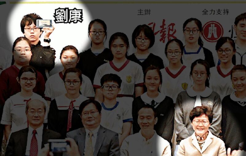 劉康在2017年《明報》校園記者開學禮上,曾高舉「香港獨立」標語。(網上圖片)