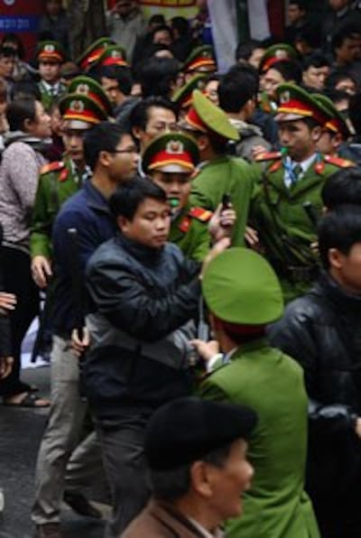 Công an đàn áp người biểu tình chống Trung Quốc tại Hà Nội hôm 9/12/2012. AFP photo 