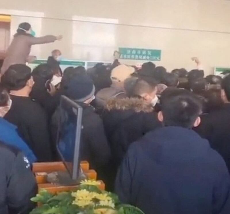 山东省济南市一家殡仪馆挤满人群(路透社视频截图)