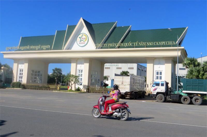 រោងចក្រ​ផលិត​ជី​គីមី​សញ្ញា​ផ្កាយ​ប្រាំ​របស់​ក្រុមហ៊ុន​វៀតណាម នៅ​ភូមិ​ព្រែកត្រែង ឃុំ​សំរោង ស្រុក​កៀនស្វាយ ខេត្ត​កណ្ដាល។ រូបថត​ថ្ងៃ​ទី​២០ ខែ​តុលា ឆ្នាំ​២០១៤ 