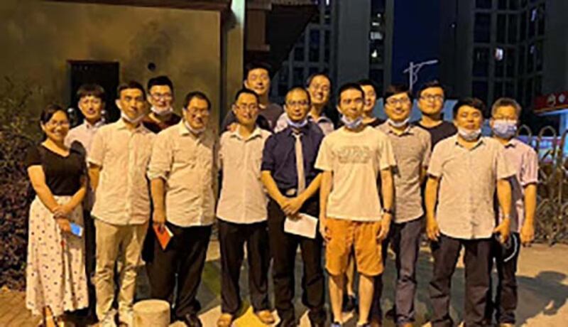 2020年5月3日，廈門市杏光教會在聚會期間突然被政府人員強行入屋帶走調查，到晚上才釋放，多名信徒到場迎接。（信徒提供）