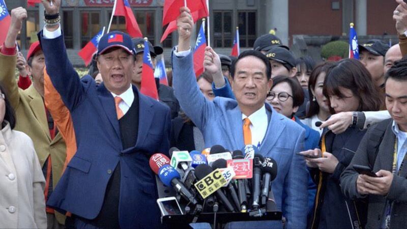 宋楚瑜、郭台铭联手参加元旦升旗典礼。(记者 陈明忠摄)