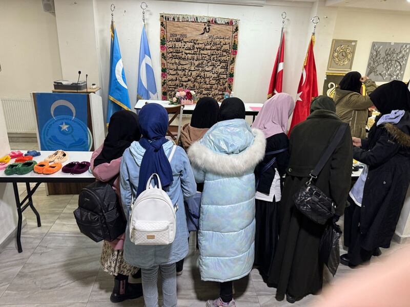 ئىستانبۇلدا ئېچىلغان ئۇيغۇر قول-ھۈنەر سەنئىتى يەرمەنكىسىدىن كۆرۈنۈشلەر. 2023-يىلى 6-يانۋار، ئىستانبۇل