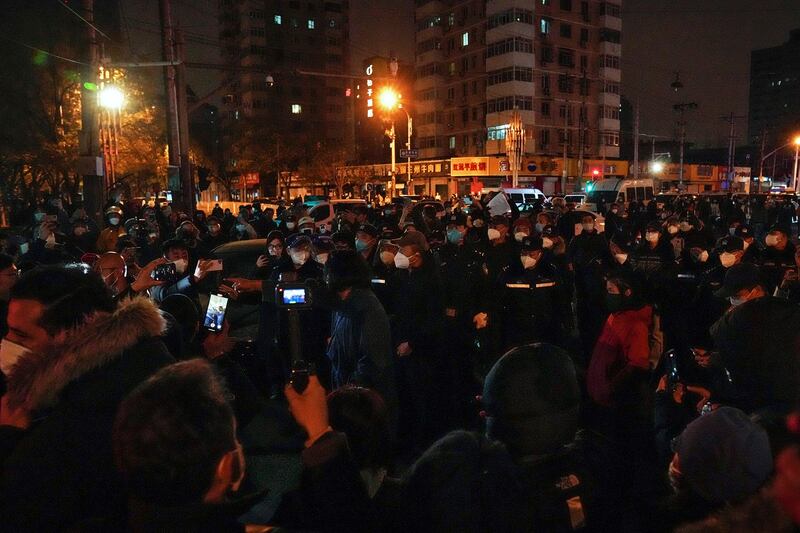 抗议的民众2022年11月27日在北京街头与警察对峙（美联社图片）