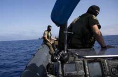 Lực lượng hải quân đặc biệt Israel sau khi chặn một đội tàu nhỏ cứu trợ dải Gaza hôm 31/05/2010. AFP PHOTO / POOL / Uriel Sinai.