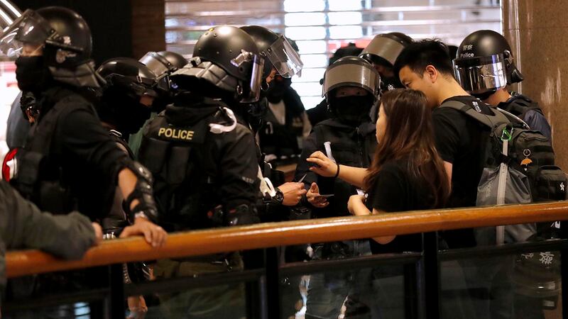 2019年12月26日,香港警方在尖沙咀海港城內截查市民。(AP)