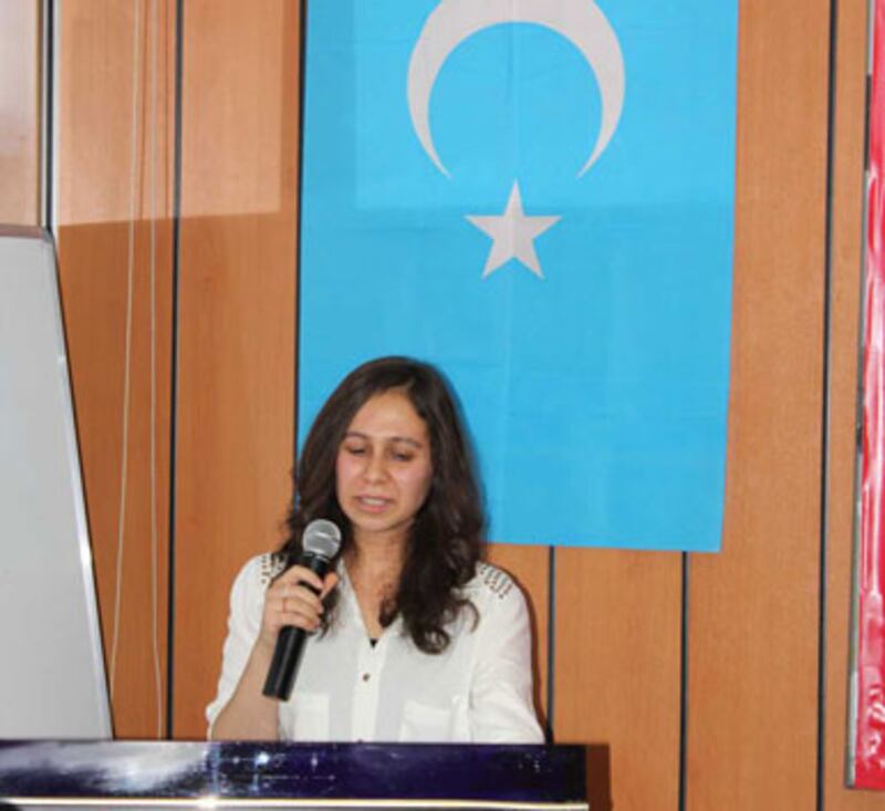 شەرقىي تۈركىستان جۇمھۇرىيىتىنى خاتىرىلەش يىغىنىدا تۈرك ئادۋوكات تۈركىستان شېئىرىنى ئوقۇدى. 2012-يىلى 11-نويابىر، ئەنقەرە.