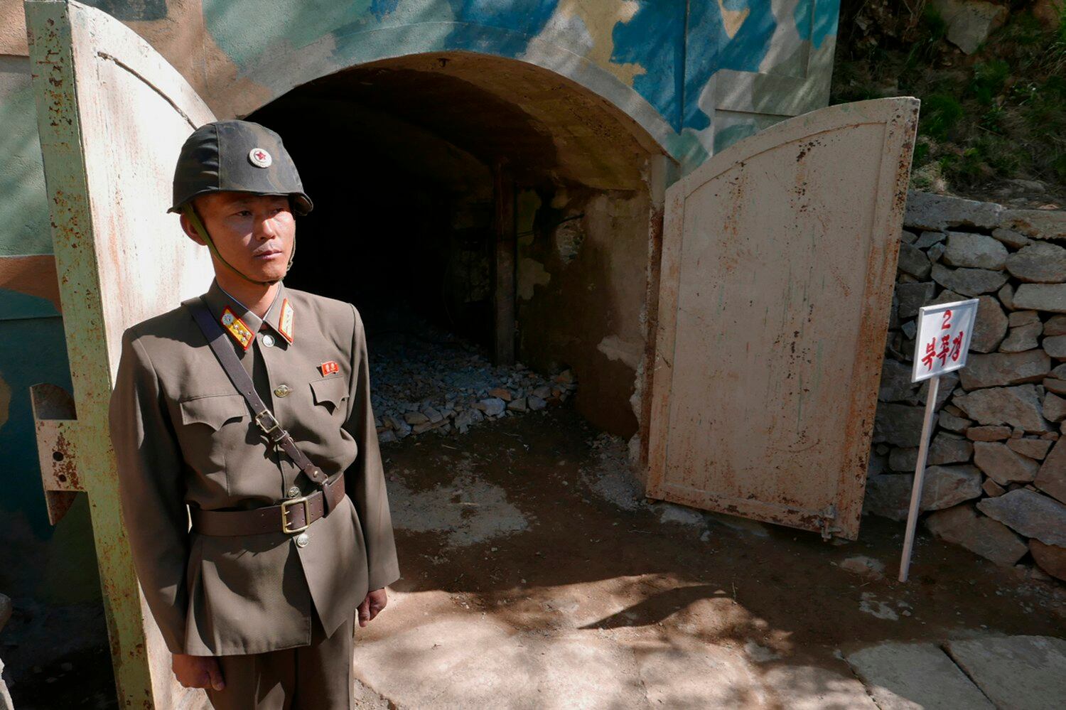 함경북도 풍계리 핵실험장 북쪽 갱도 입구에 경비원이 서 있다.