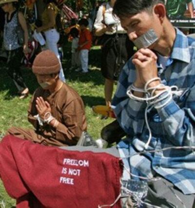 Protesters-Bush-Dung-250.jpg
