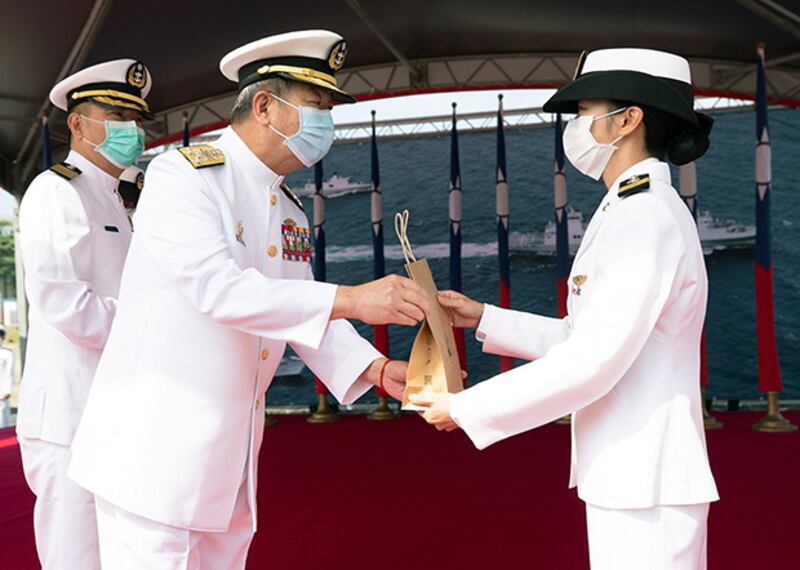 2020年4月15日，海軍司令劉志斌前往迎接敦睦艦隊時，親自頒獎給官兵。（台灣海軍臉書照片）