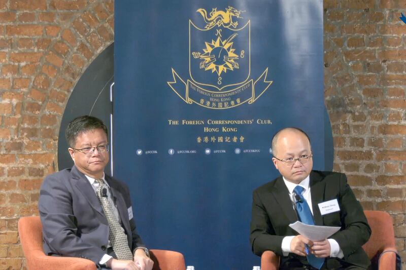 外交部駐港特派員公署發言人黃景睿（圖左），出席香港外國記者會午餐會。（外國記者會直播截圖）