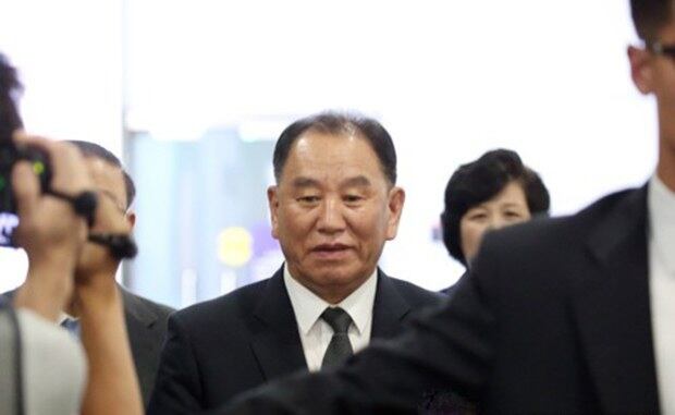 사진은 미국 방문을 마친 김 북한 노동당 부위원장 겸 통일전선부장이 지난해 6월 4일 평양행 고려항공을 탑승하기 위해 베이징 공항에 들어서는 모습. 