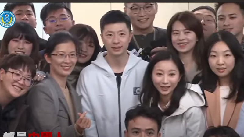 MV中有去年12月陸生團及奧運乒乓球手馬龍訪台的畫面。(解放軍東部戰區MV截圖)