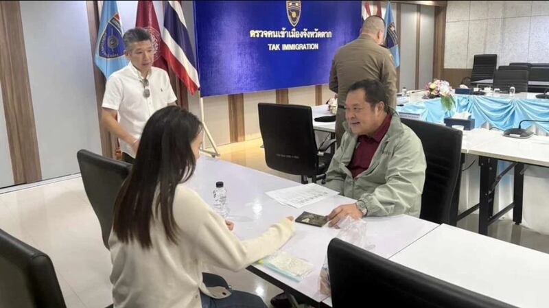 泰國媒體發放司法部長與該31歲港女見面的畫面,片段可見其深藍色的護照封面有一個三角形剪去的部份。(泰媒 MGR Online 圖片)