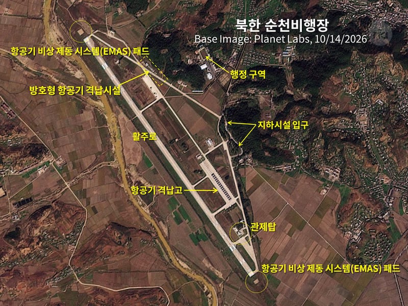 2023년 현대화 작업을 마친 북한 순천비행장. 항공기 비상제동 시스템(EMAS)을 갖추고, 새로 지은 항공기 격납고의 모습도 확인된다.